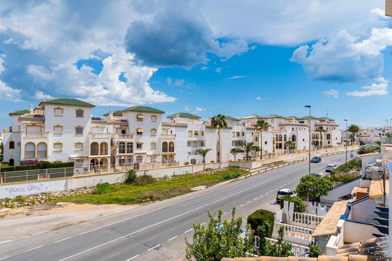 Widok na drogę i okolicę przy Rondas Jose Samper Garcia 149 w La Mata