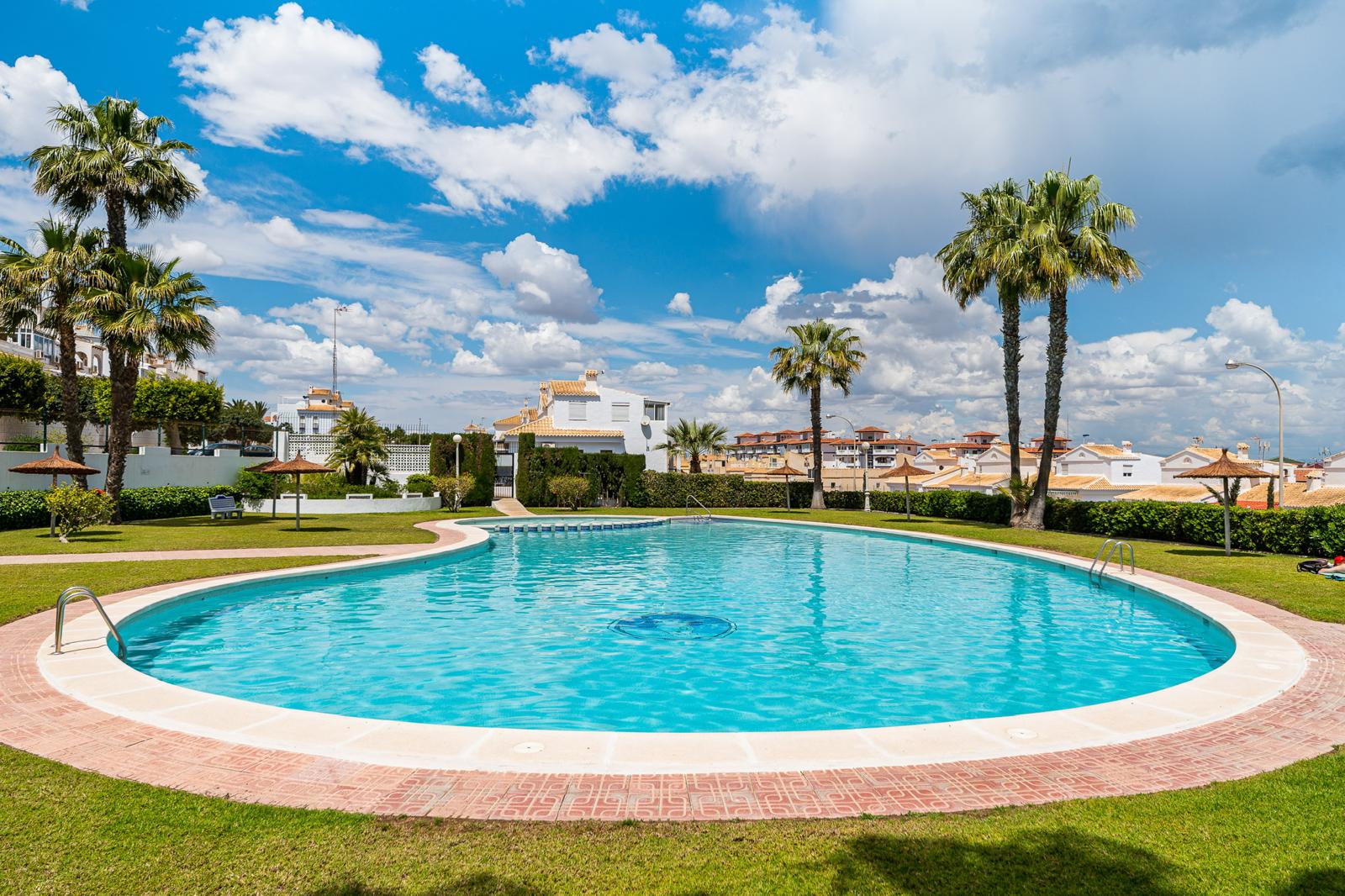 Basen przy kompleksie z bungalowem Casa Hannah La Mata w La Mata